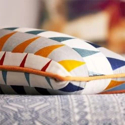 Azul -Wand Meester 2 harlequin tresillo fabrics azul triangles cushions