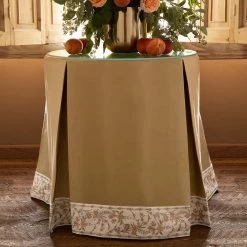 Antoinette Embroidered Border -Wand Meester antoinette install2