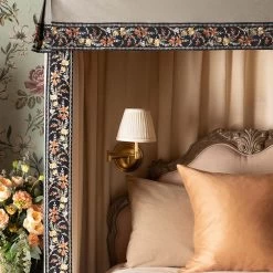 Antoinette Embroidered Border -Wand Meester antoinette install3